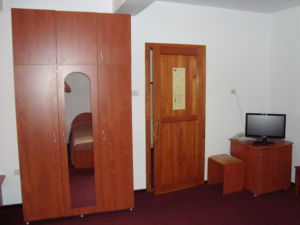 Hotel Lotus Arad Bagian luar foto