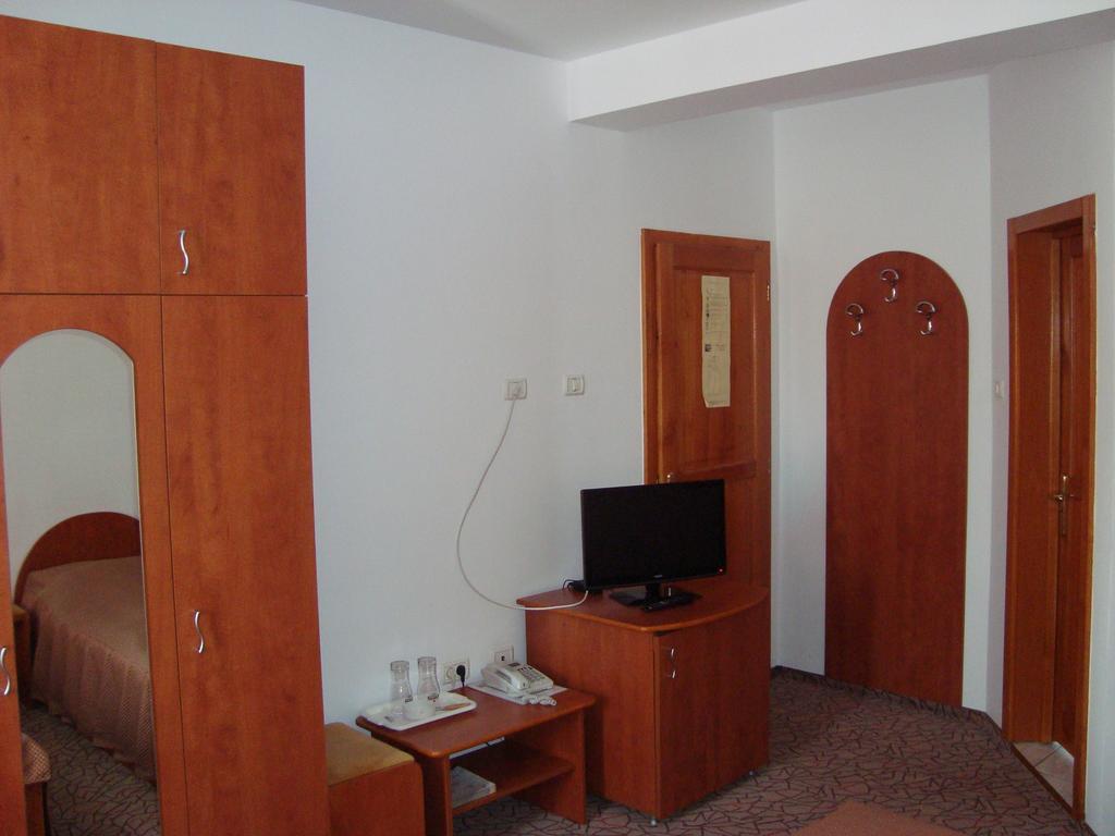 Hotel Lotus Arad Bagian luar foto