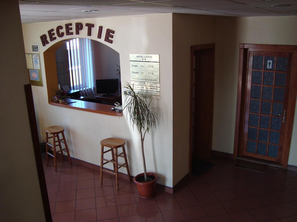 Hotel Lotus Arad Bagian luar foto