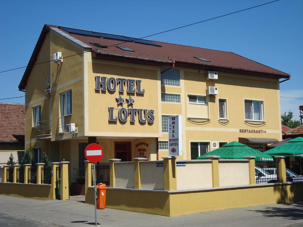 Hotel Lotus Arad Bagian luar foto