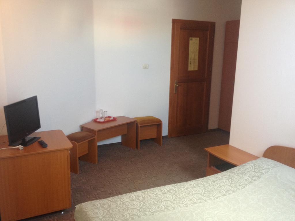 Hotel Lotus Arad Bagian luar foto