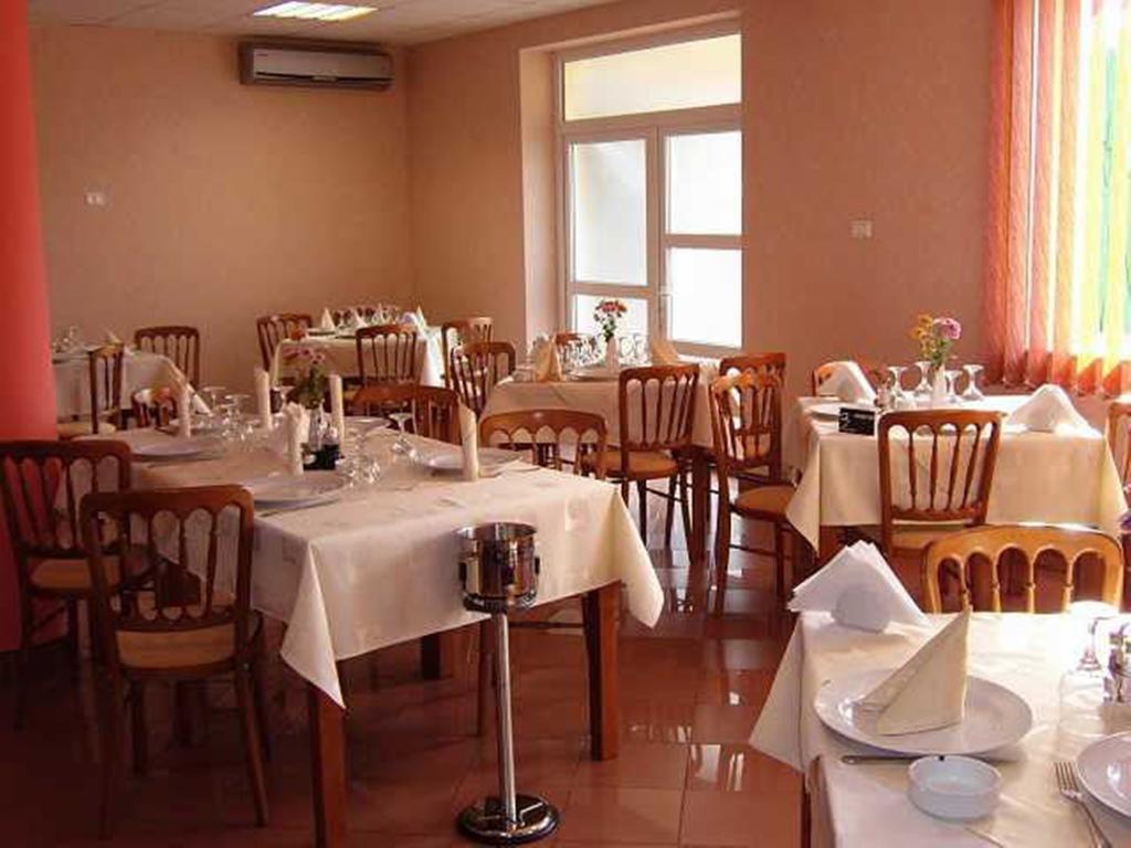 Hotel Lotus Arad Bagian luar foto