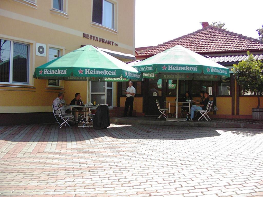Hotel Lotus Arad Bagian luar foto