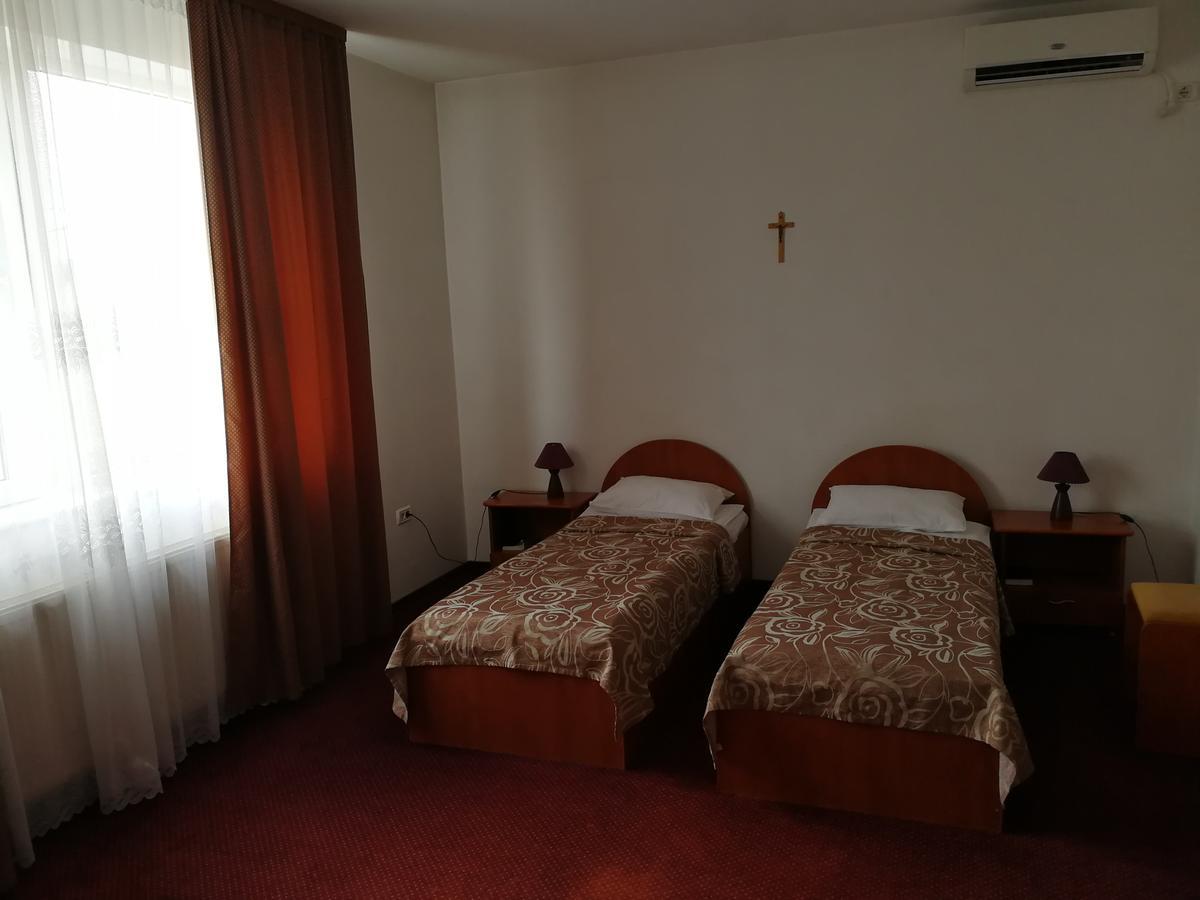 Hotel Lotus Arad Bagian luar foto