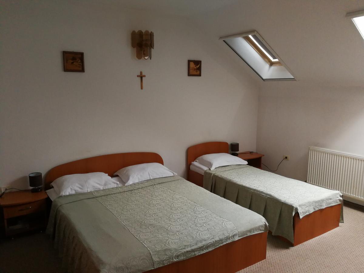 Hotel Lotus Arad Bagian luar foto