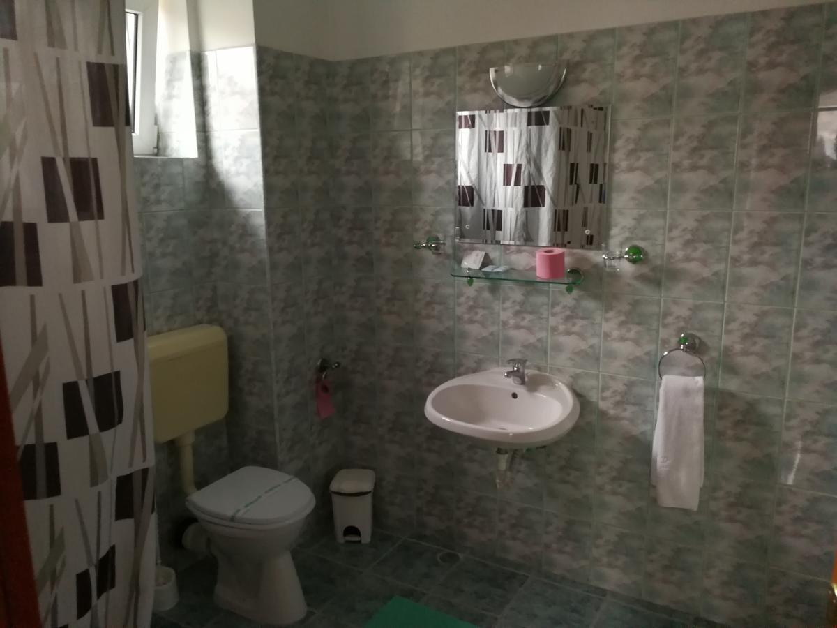 Hotel Lotus Arad Bagian luar foto