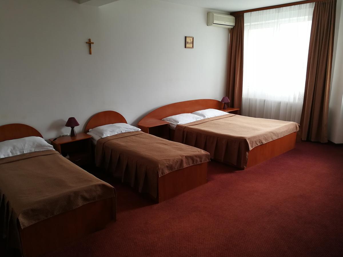 Hotel Lotus Arad Bagian luar foto